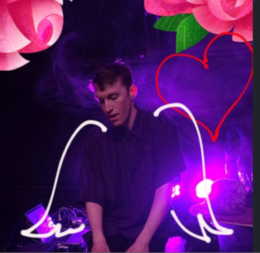 Darsteller in Clubatmosphäre im Dunkeln am Pult