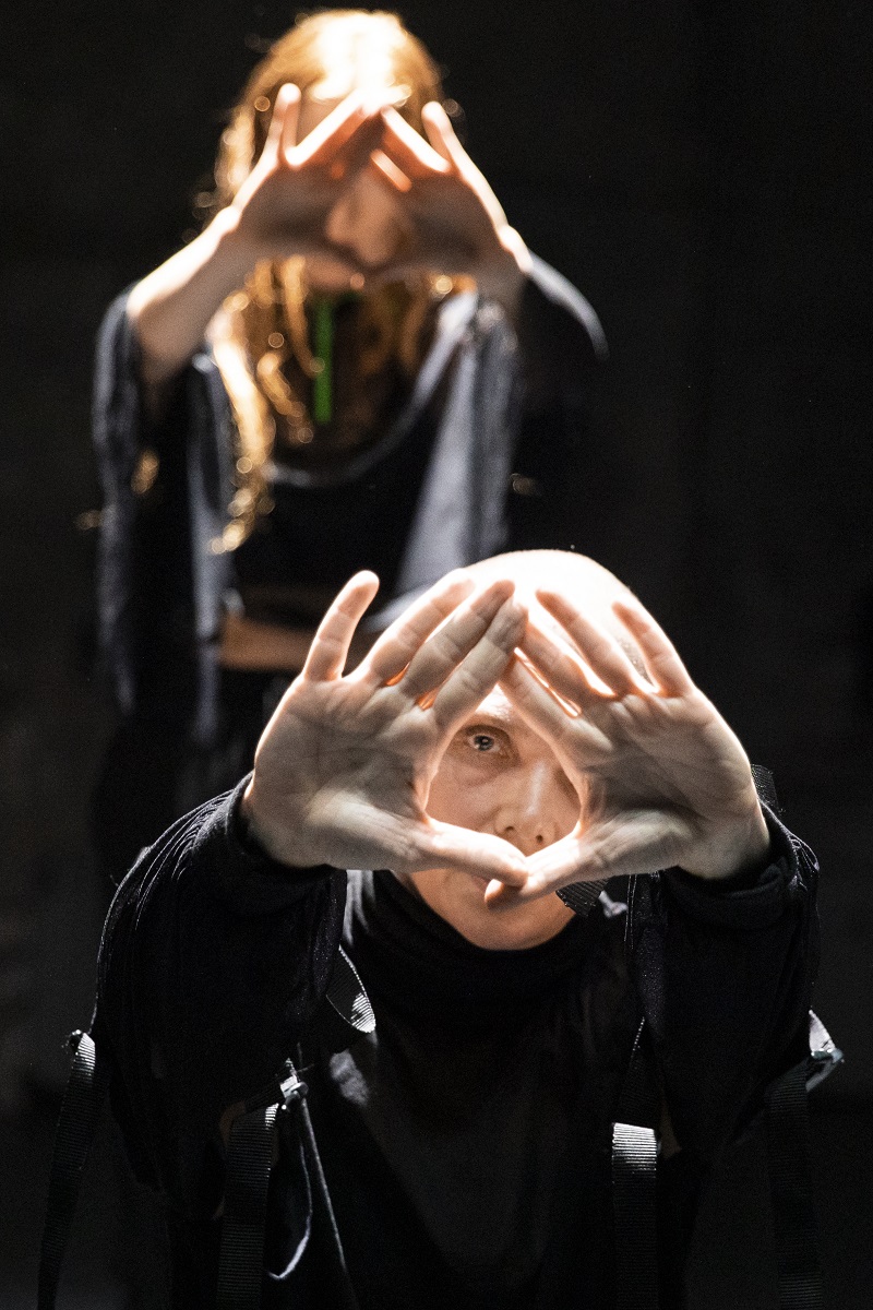 Zwei Frauen halten ihre Hände als Rauten vor ihre Gesichter