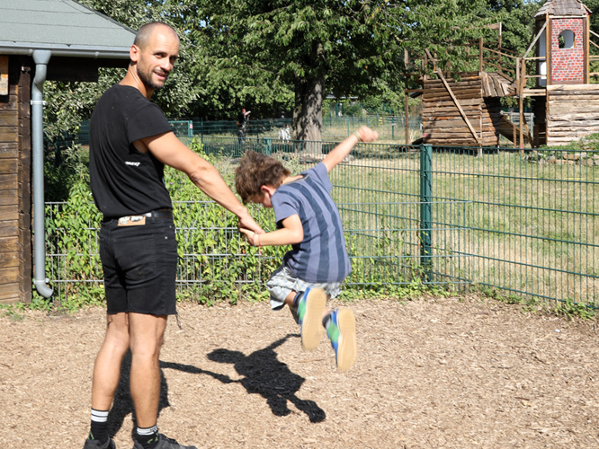 Daniel Ernesto Müller mit seinem (Pflege-)Sohn. // Foto: Lena Hinckel
