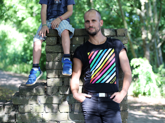 Seit drei Jahren ist Daniel Ernesto Müller Pflegevater. // Foto: Lena Hinckel