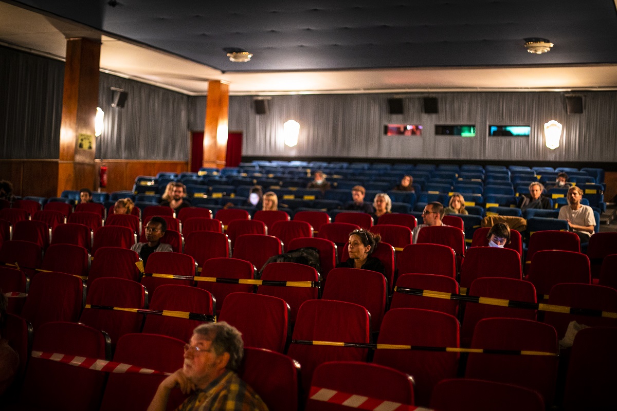 Menschen sitzen in einem Kinosaal