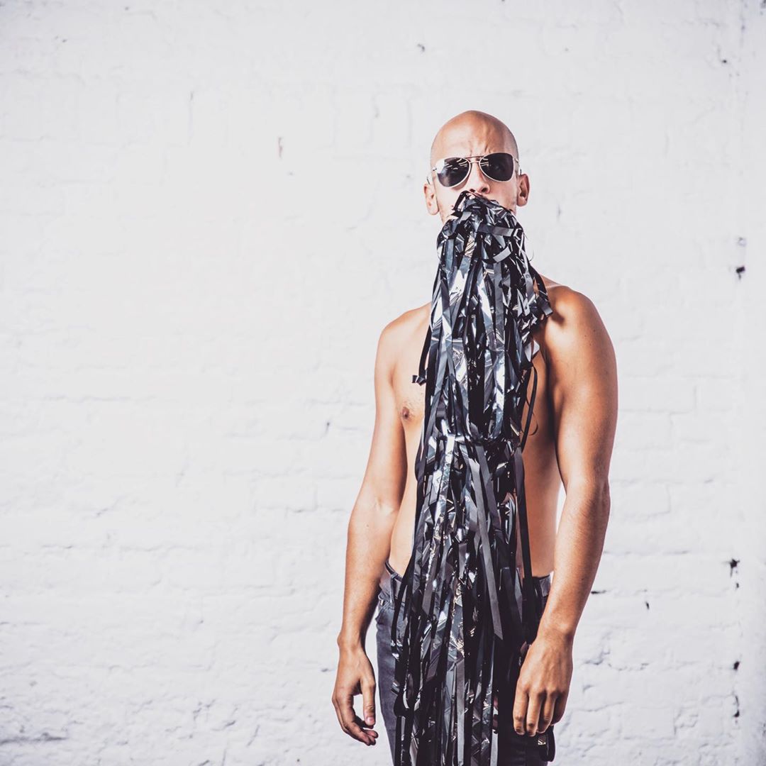 Als Künstler liebt Daniel Ernesto Müller die Performance. // Foto: www.instagram.com/ernestotorresmueller