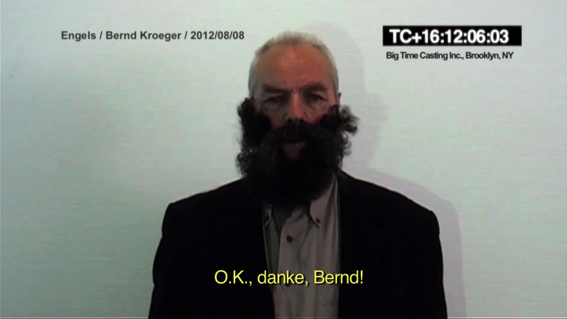 Mann mit Vollbartattrappe